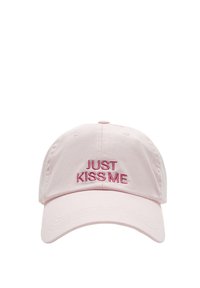 Ružová baseballová čiapka vyrobená z bavlny s zakriveným šiltom. Obsahuje vyšívaný nápis "LEN MA OBJÍMITE" v tmavšej ružovej farbe. Nastaviteľný remienok na zadnej strane.