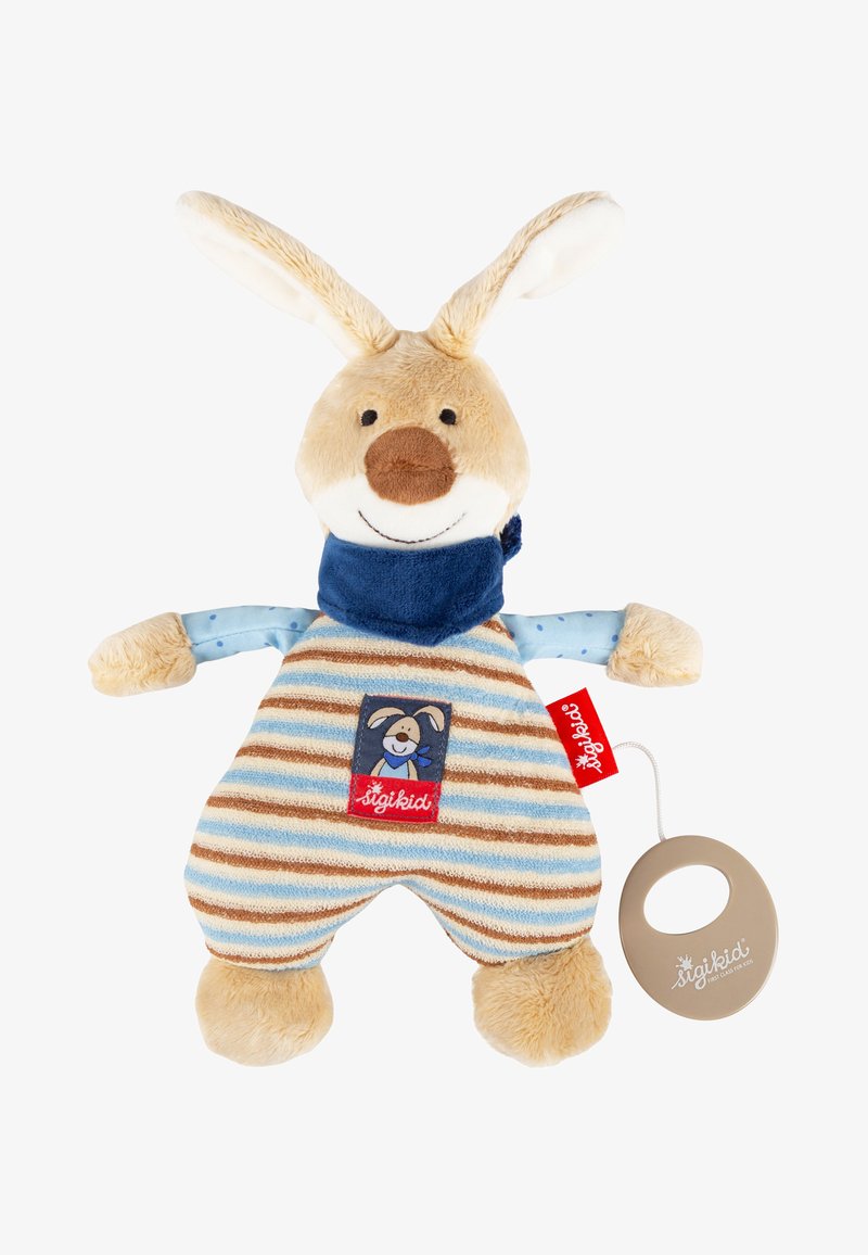 Jouet lapin en peluche avec de longues oreilles, tenue rayée bleue et marron, écharpe bleue et anneau de dentition beige attaché sur fond blanc.