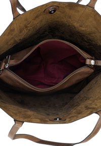 Bruine leren tote bag met een zachte, suede binnenkant. Voorzien van een ritsvak en een magnetische drukknoopsluiting. Gestructureerd oppervlak met een gladde afwerking.