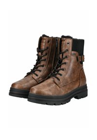 Bottines en cuir synthétique marron avec semelles en caoutchouc noir, design à lacets, fermeture éclair sur le côté, accents en tissu texturé et détail de boucle réglable.