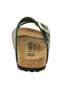 Sandale en cuir vert à plateforme avec boucle argent réglable, semelle en liège, semelle en caoutchouc texturé et doublure intérieure douce. Taille 38.