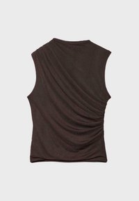 Hiatonen tummanruskea toppi, jossa epäsymmetrinen laskostettu kangas edessä ja pyöreä pääntie.