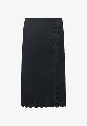 Czarna spódnica midi z falbaniastym koronkowym wykończeniem po jednej stronie, wykonana z gładkiego materiału o eleganckim, dopasowanym kroju.