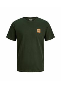 Dunkelgrünes T-Shirt mit kurzen Ärmeln, Rundhalsausschnitt und kleinem orangem Quadrat-Logo-Patch mit der Aufschrift "Jack & Jones" auf der linken Brust.