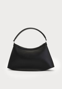 Svart hobo-veske med en myk matt finish, buet topp og kort håndtak. Glidelås-lukking på toppen, glatt tekstur, minimalistisk design.