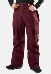 Pantaloni da neve bordeaux realizzati in materiale resistente, dotati di due tasche frontali, chiusura con bottone e vestibilità comoda per facilitare i movimenti.