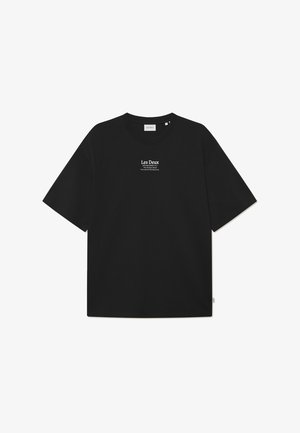 Czarna bawełniana koszulka z luźnym krojem, okrągłym dekoltem i krótkimi rękawami. W centrum znajduje się białe logo z napisem "Les Deux". Minimalistyczny design.