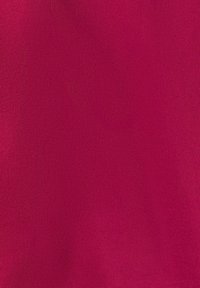 Fuchsia stof met een gladde, matte textuur in een effen kleur zonder zichtbare patronen of versieringen.