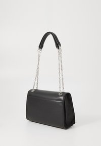 Borsa a tracolla nera in ecopelle con forma rettangolare, tracolla in catena argentata e design strutturato dotato di pattina pieghevole.