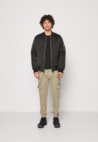 Alpha Industries UTILITY  - Cargobukse - vintage sand