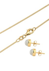 Vergoldete Gliederkette mit einem Karabinerverschluss. Dazu passende goldene Ohrstecker mit klaren, runden Steinfassungen.