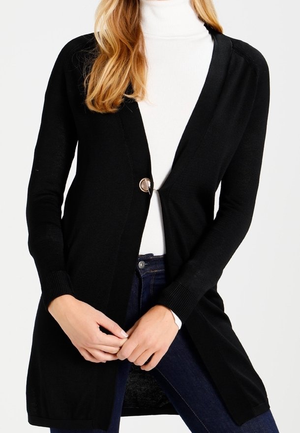 Schwarzer langer Cardigan mit offener Front und einem einzelnen metallischen Knopf. Hergestellt aus weichem Strickstoff, mit gerippten Bündchen und Saum.