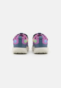 Scarpe sportive con una parte superiore in rete blu, accenti viola e dettagli verdi. Presenta suole bianche e due anelli sul tallone per una facile calzata.
