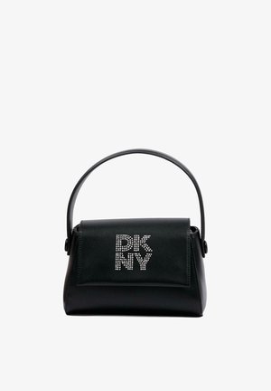 Borsa rettangolare nera con un manico singolo curvo e lettere "DKNY" borchiate sulla patta frontale.