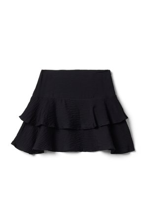 Mini-jupe noire avec deux volants superposés et une ceinture ajustée, fabriquée en tissu texturé, présentée sur fond blanc.