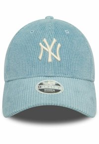 Cappellino da baseball in corduroy blu con logo "NY" ricamato in bianco. Vestibilità regolabile con visiera curvata e dettagli in tessuto testurizzato.