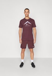 Nike Performance M NK DF TEE TRAIL LOGO - Športne majice - burgundy crush