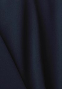 Tissu bleu marine foncé avec des plis doux et une texture lisse.