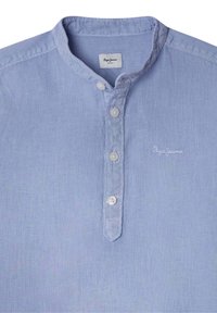 Šviesiai mėlynas, apykaklės marškinis, pagamintas iš tekstūruoto audinio, su mygtukų eilute, baltais mygtukais ir subtiliu "Pepe Jeans" siuvinėjimu.