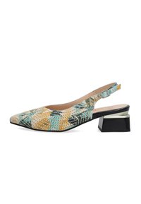 Sandały typu slingback z wąskim noskiem, ozdobione wielokolorowym wzorem liści na teksturowanej cholewce i niskim, blokowym obcasie.