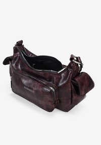 Bolso cruzado de imitación de piel burdeos con un compartimento principal con cremallera y un bolsillo frontal con cremallera. Presenta herrajes plateados y un acabado texturizado.