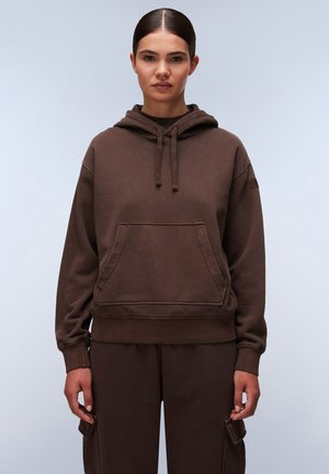 Brauner Kapuzenpullover mit einer Fronttasche, geripptem Saum und Bündchen. Hergestellt aus weichem Material, mit einem lässigen Schnitt und verstellbarem Kordelzug.