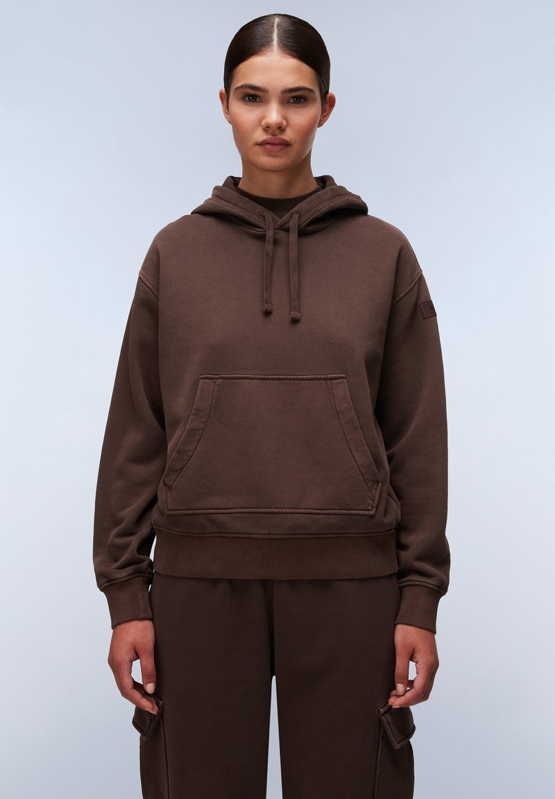 Felpa con cappuccio marrone, dotata di tasca frontale, orli e polsini a coste. Realizzata in morbido materiale, presenta una vestibilità comoda e un cordino per la regolazione.