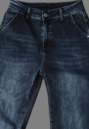 Dunkelblaue Jeans aus Denim mit geradem Bein. Der Stoff hat einen leichten Glanz, sichtbare Nähte und Vordertaschen.