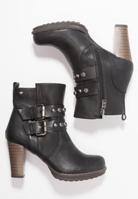 Bottines noires en cuir texturé, dotées de doubles sangles avec des clous métalliques, une fermeture éclair latérale et un talon en bois empilé.