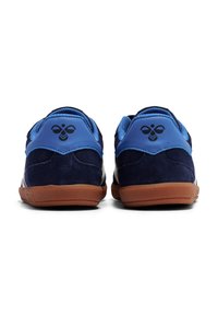 Blå mockaskor med en vadderad krage, gummisula och logotypdetalj på häl. Har en texturerad bakdel och kontrasterande designinslag.