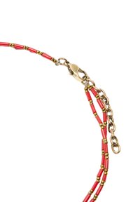 Czerwona bransoletka z koralików z akcentami w kolorze złotym, z małymi cylindrycznymi koralikami i dekoracyjnym zapięciem z regulowanym łańcuszkiem.