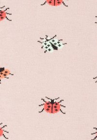 Strikket stof i lys pink med et gentaget mønster af marihøner i rød, grøn og orange. Teksturen virker glat og strækbar.