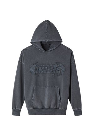 Felpa pullover grigia scura con tasca a canguro frontale e la parola "waste" ricamata sul petto.