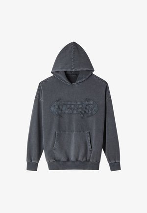 Felpa pullover grigia scura con tasca a canguro frontale e la parola "waste" ricamata sul petto.