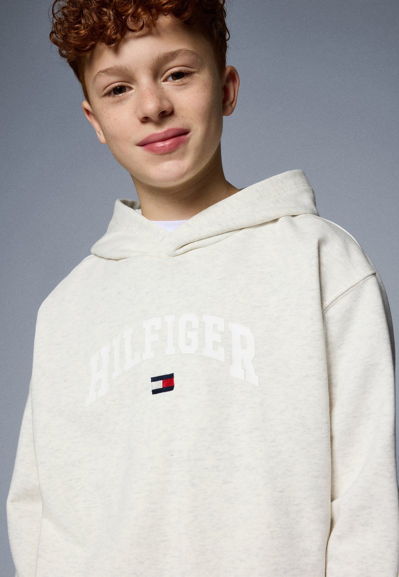 Tommy Hilfiger VARSITY HOODIE UNISEX - Mikina s kapucňou - snow white heather