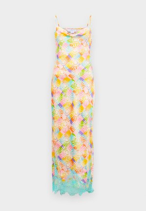 Lang udenærmet kjole med multicolor blomstermønstret geometrisk design og lyseblå blonder langs kanten mod en hvid baggrund.
