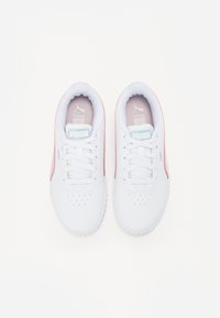 Baskets blanches avec des accents roses, design à lacets, boite à orteils perforée, matériau doux, avec un logo bleu clair sur la languette.