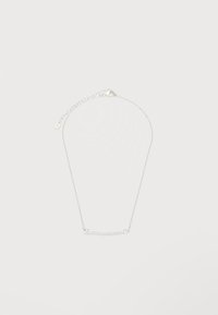 Λεπτό ασημένιο κολιέ με αλυσίδα και οριζόντιο μενταγιόν σε σχήμα μπάρας, διακοσμημένο με μικρές λαμπερές πέτρες και ρυθμιζόμενο κλείσιμο.