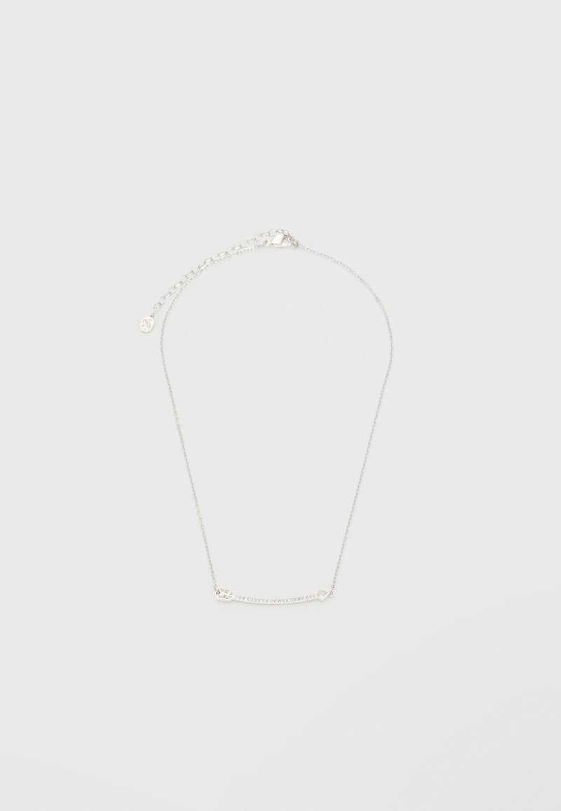Λεπτό ασημένιο κολιέ με αλυσίδα και οριζόντιο μενταγιόν σε σχήμα μπάρας, διακοσμημένο με μικρές λαμπερές πέτρες και ρυθμιζόμενο κλείσιμο.