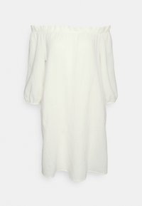 Vestido branco sem ombros com mangas volumosas, apresentando um tecido texturizado e uma silhueta relaxada e fluida.