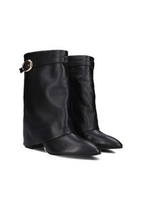 Zwarte leren enkellaarsjes met een tapered teen, gestructureerde bovenkant en een decoratieve gouden gesp op een zijband. Ontwerp met een lage gestapelde hak.