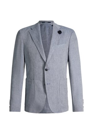 Lichtgrijs enkelsluitend colbert met splitkraag, twee voorzakken, twee knopen en een zwarte bloemvormige reversspeld.