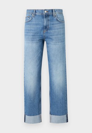 Jean droit bleu clair avec ourlets retroussés, style cinq poches, fermeture par bouton et légère décoloration au niveau des cuisses.