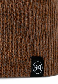 Knitted beanie in brown and gray, featuring vertical ribbed texture. Includes a black logo patch with "Buff" in white lettering.