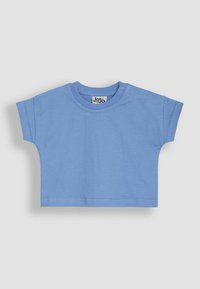 Lyseblå bomulds t-shirt med korte ærmer og rund halsudskæring, der har to trykknapper på skulderen for nem påklædning.