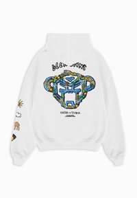 Witte hoodie met een kleurrijk graphic ontwerp van een leeuwengezicht, omgeven door elementen zoals cactussen, bergen en wolken.