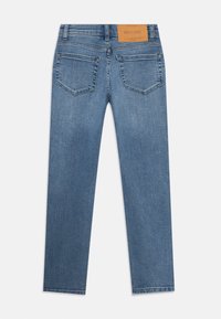 Blå denimjeans, rett snitt, medium vask, med en teksturert baklapp merket "ONLY & SONS," og to baklommer.