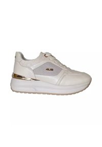 Sneaker bianco con superiore in mesh e pelle sintetica, dotato di una striscia di accento dorata, punta rotonda e una suola spessa bianca con fondo testurizzato.