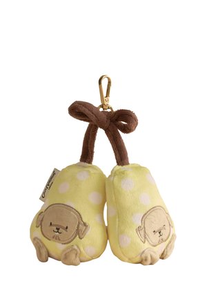 Bløde gule polkaprikkede plysbær med broderede hundeansigter, forbundet med en brun plyssløjfe og en gylden metalklips til ophængning.