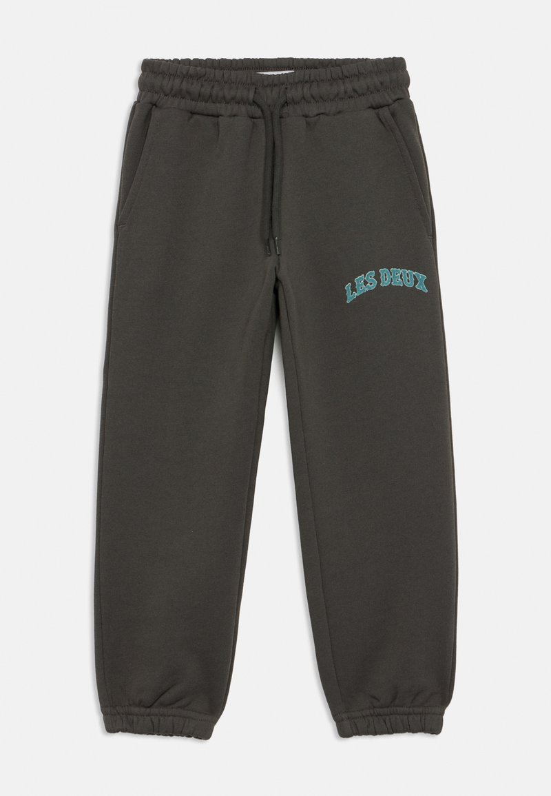 Σκούρο γκρι φόρμα με ελαστική μέση, κορδόνι, πλαϊνές τσέπες και μπλε κεντητό κείμενο "LES DEUX" στο μηρό.